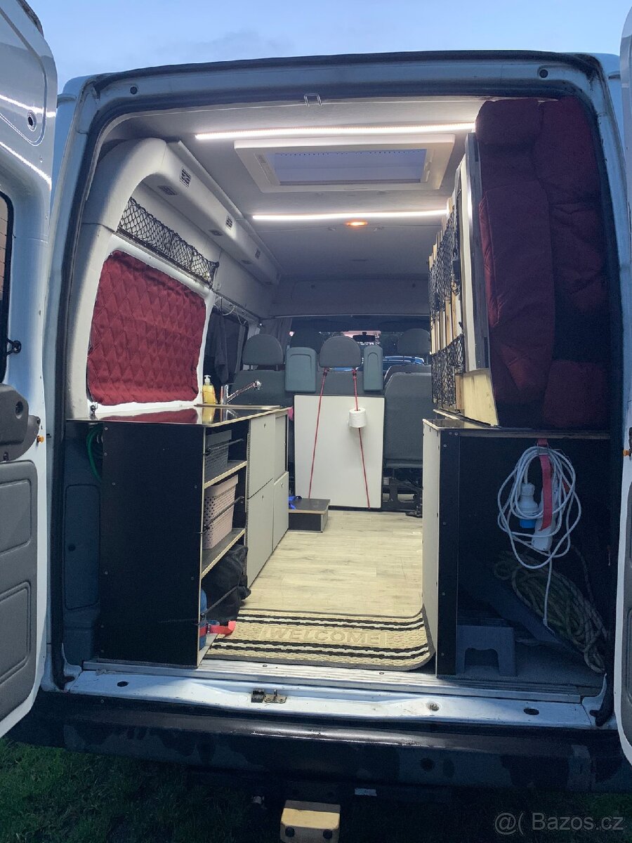 Ford transit obytná dodávka - 11