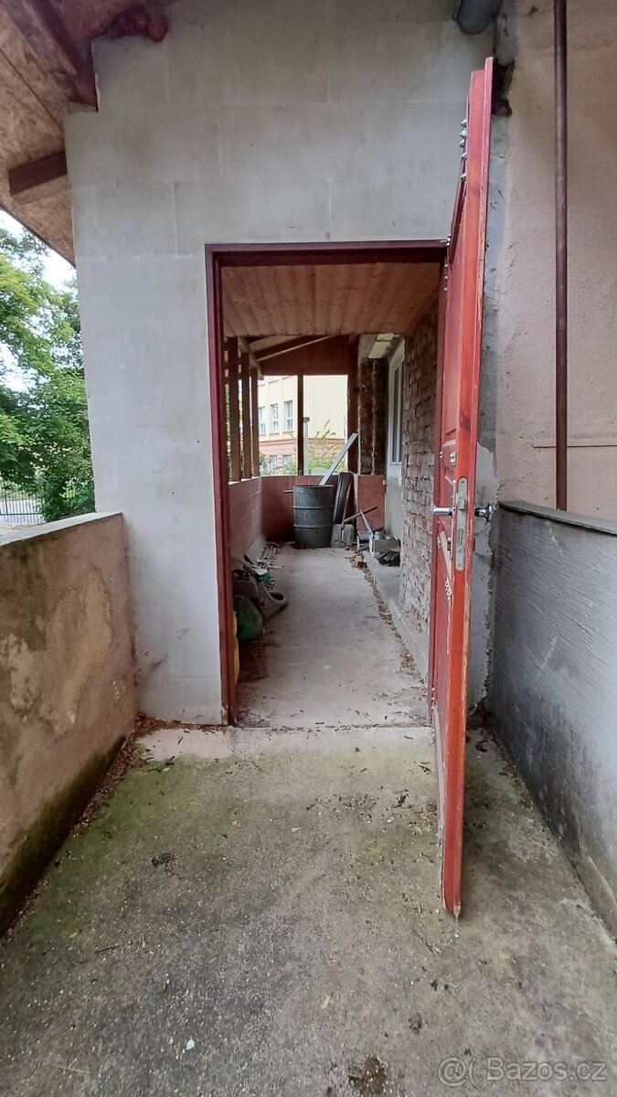 PRODEJ IDEÁLNÍ 1/3 POZEMKU S NEBYTOVÝM PROSTOREM A GARÁŽÍ - 11