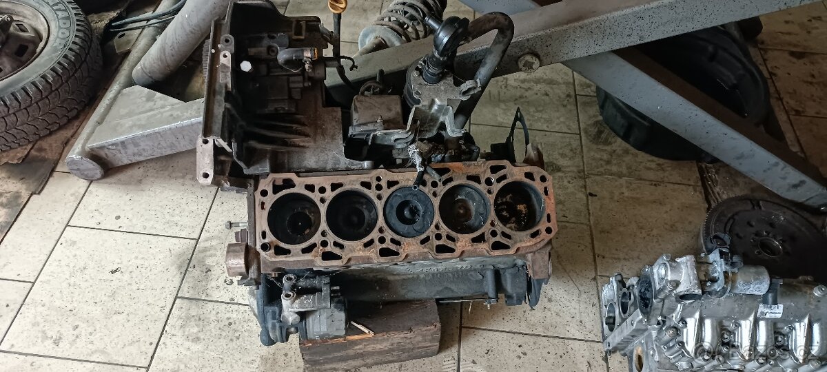 Prodám Alfa Romeo 156 2.4 20v na díly - 11