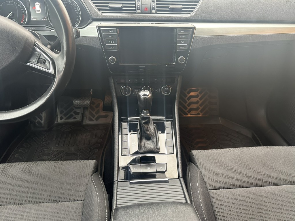 Škoda Superb 2.0 TDi 140kW 4x4 serviska - 11