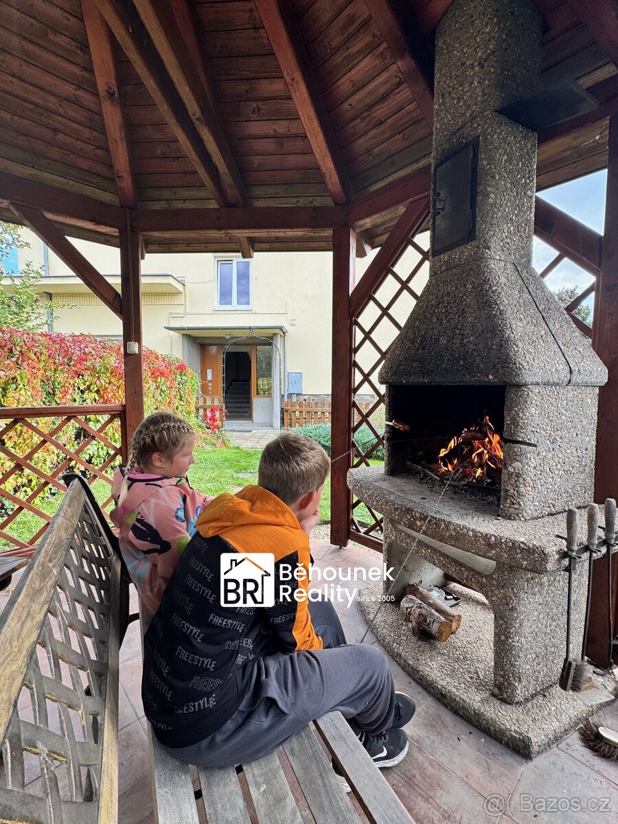 Pronájem bytu 3+kk 99 m², zahrady 90 m2 s pergolou a krbem, - 11