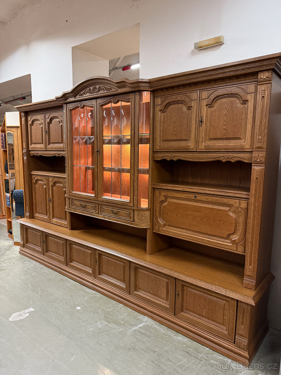 Zdobená dubová rustikální stěna 330cm - 11