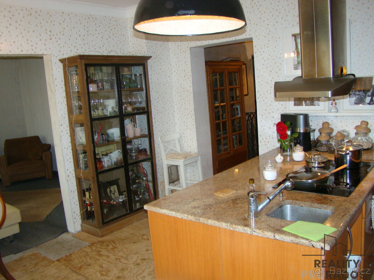 Prodej rodinného domu se zahradou a stavebním pozemkem v Hoř - 11