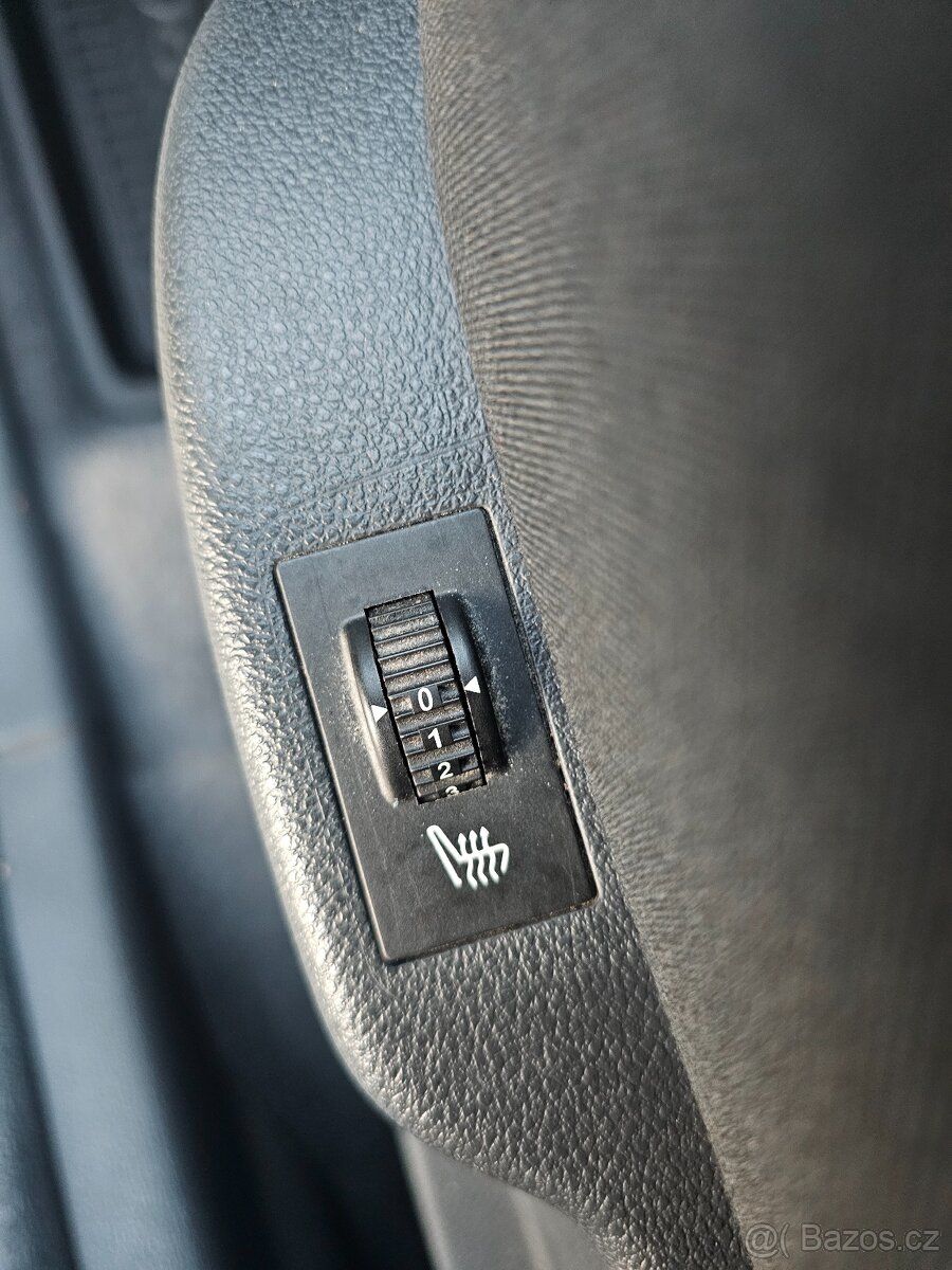 PEUGEOT 3008 2016 1.2 e-THP 96kW,VÝHŘEVY,TEMPOMAT,PARK.SENZ - 11