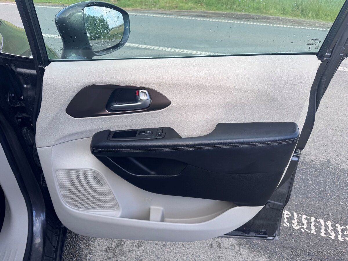 Chrysler Pacifica 3,6 RU Touring L 8 míst 2017 - 11