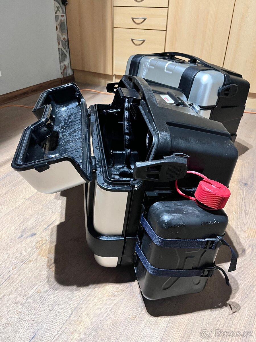 2x boční kufr GIVI TREKKER 46 litru + Kanystr - 11