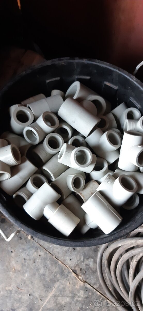 PE vodovodní potrubí a zbytky zahradních hadic 3/4" - 11