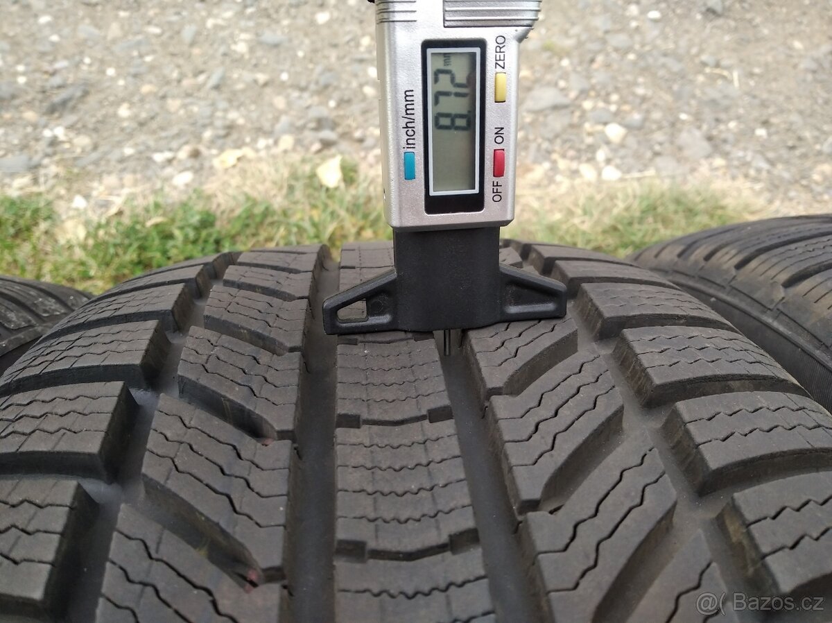 Prodám zánovní zimní pneu Continental 235/45 R20 - 11