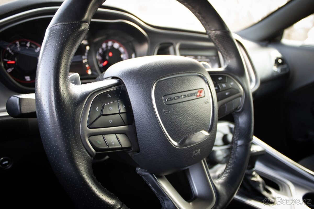 Dodge Challenger 5,7 HEMI RT - 11