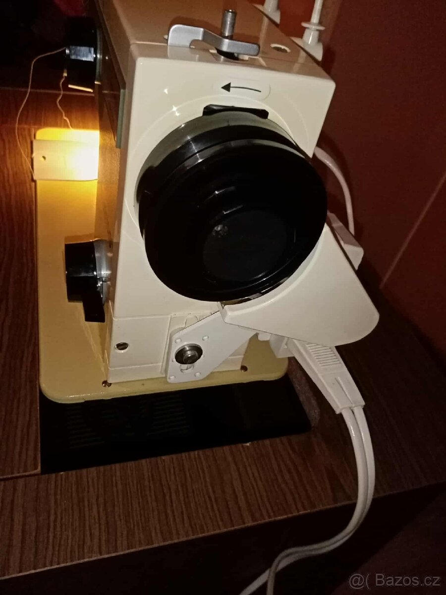 Elektrický skříňkový šicí stroje Veritas - 11