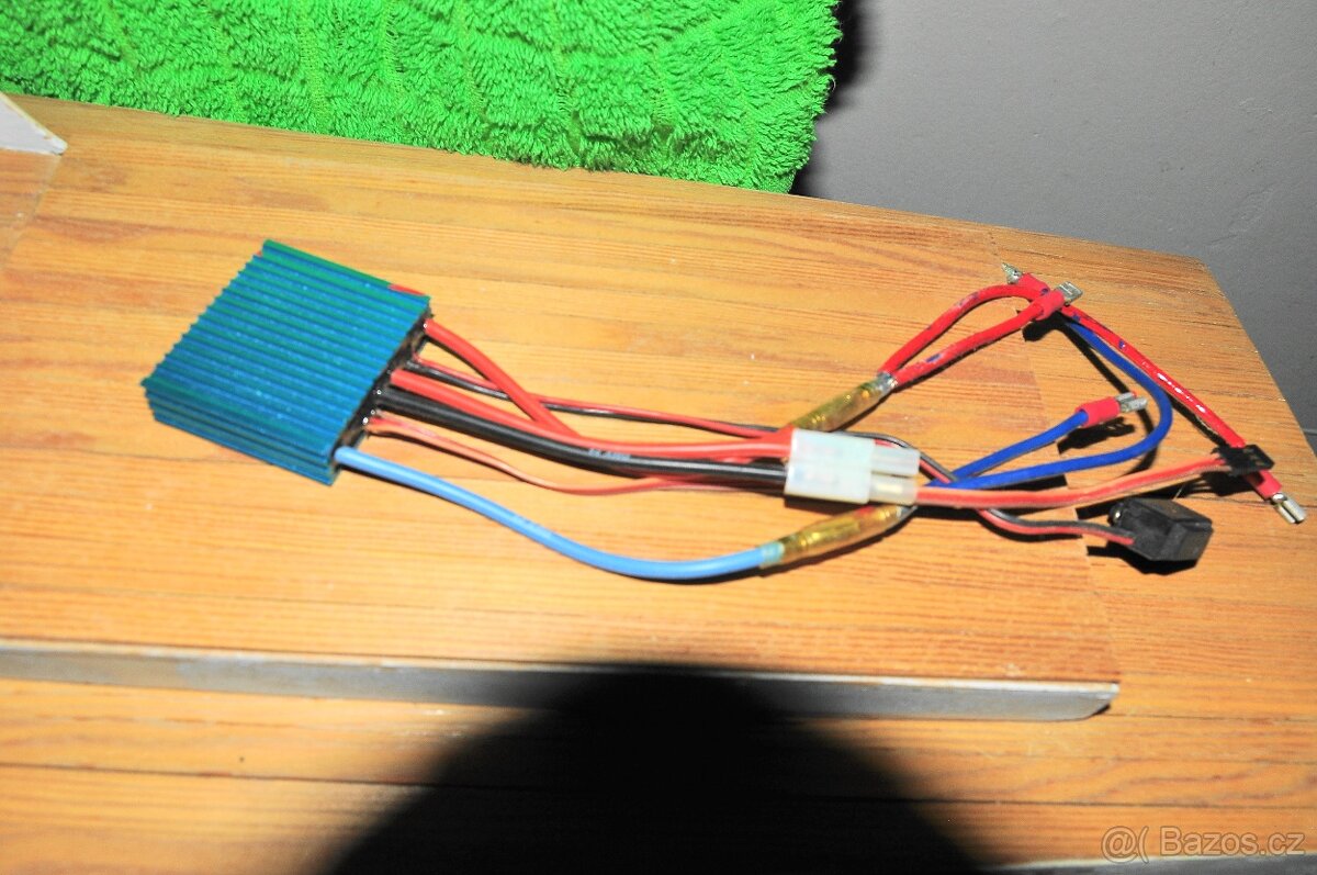 MODEL DŘEVĚNÉ LODI S MATERIÁLEM, DVA MOTORY, SERVO - 11