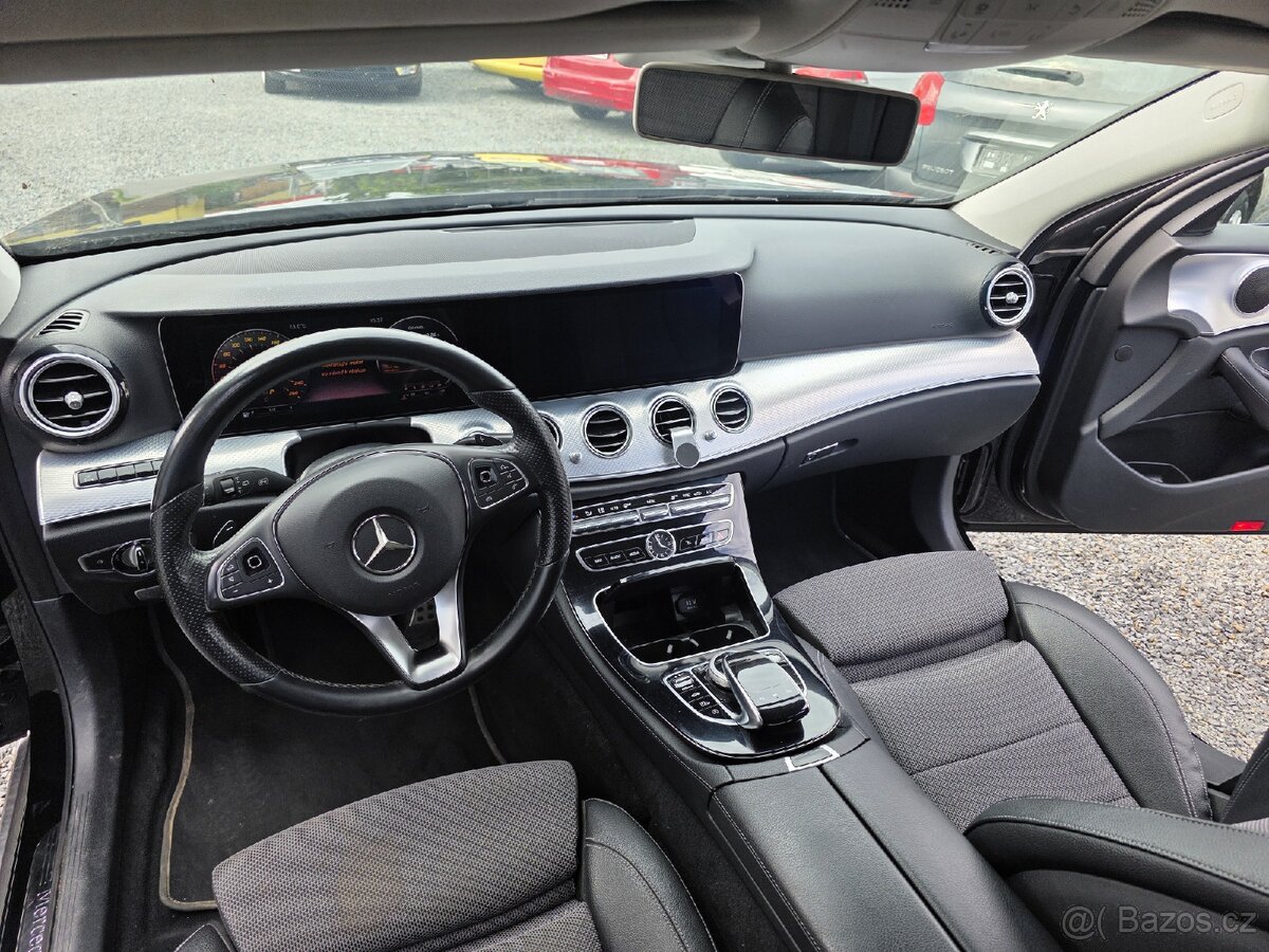 Mercedes-Benz Třídy E 220CDI 4-MATIC - 11