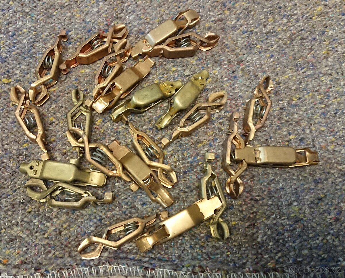 Drobné díly auto-moto, vypínače, žárovky, spojovák. - 11