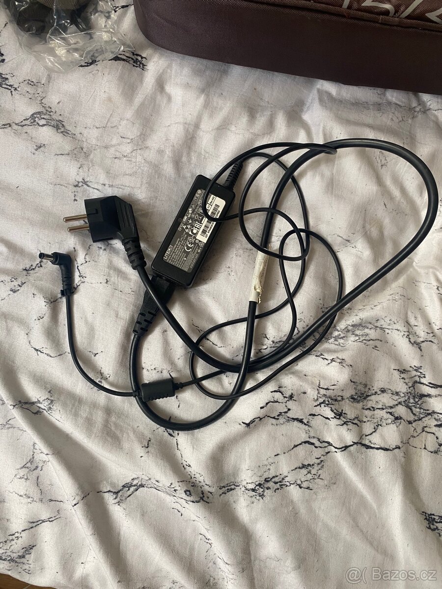 Acer Černý N15W4 Notebook - 11