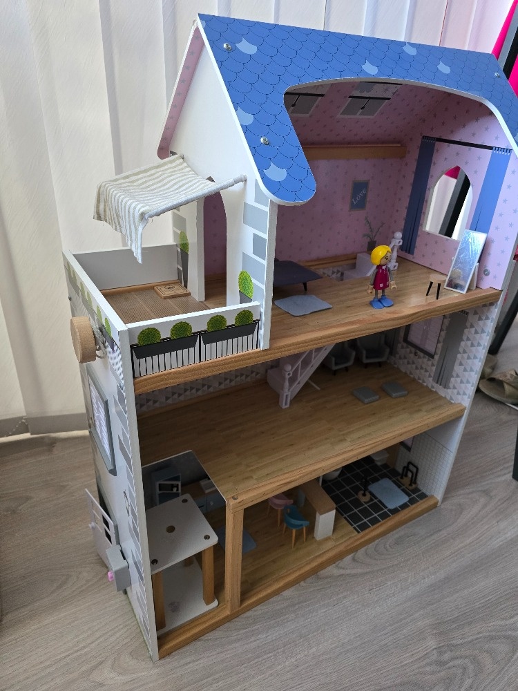 Dřevěný domeček pro panenky - 11