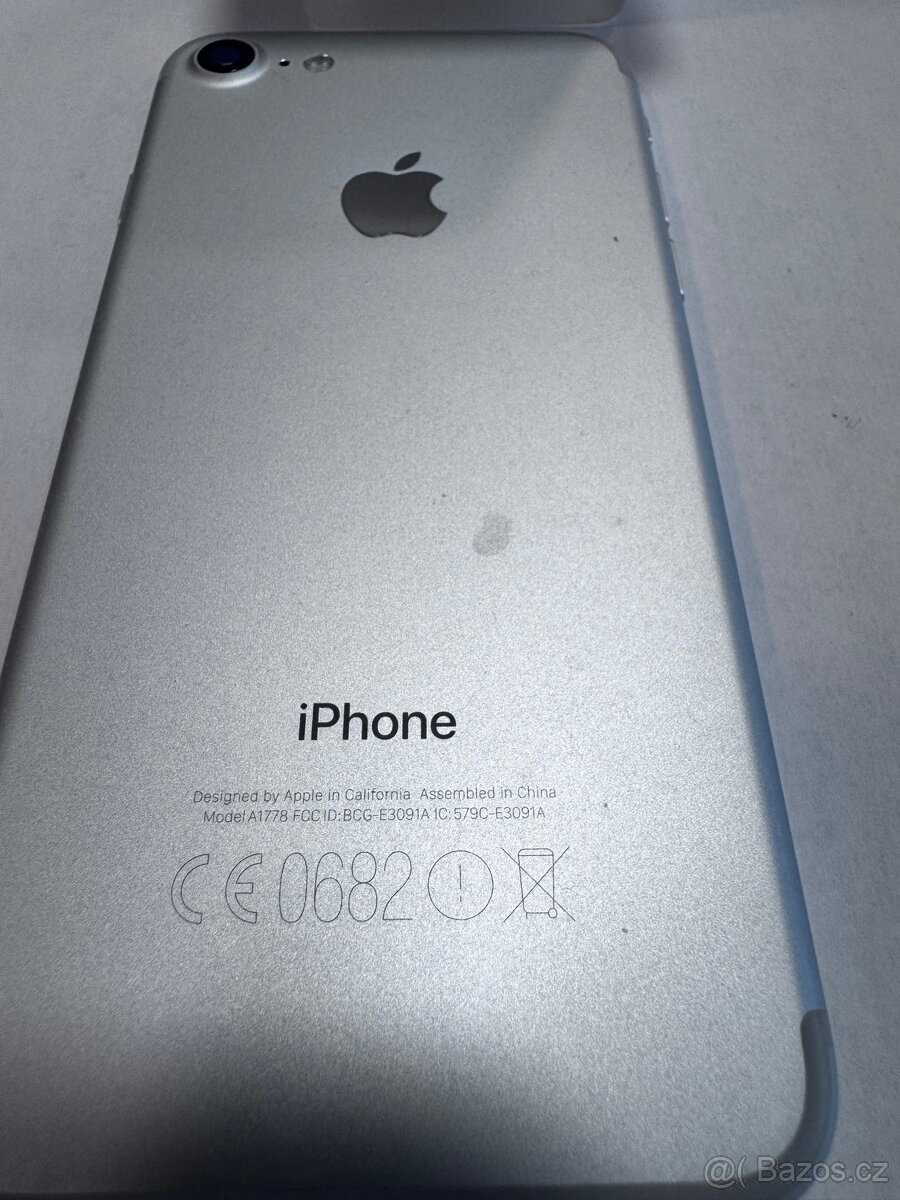 iPhone různé modely poškozené - 11