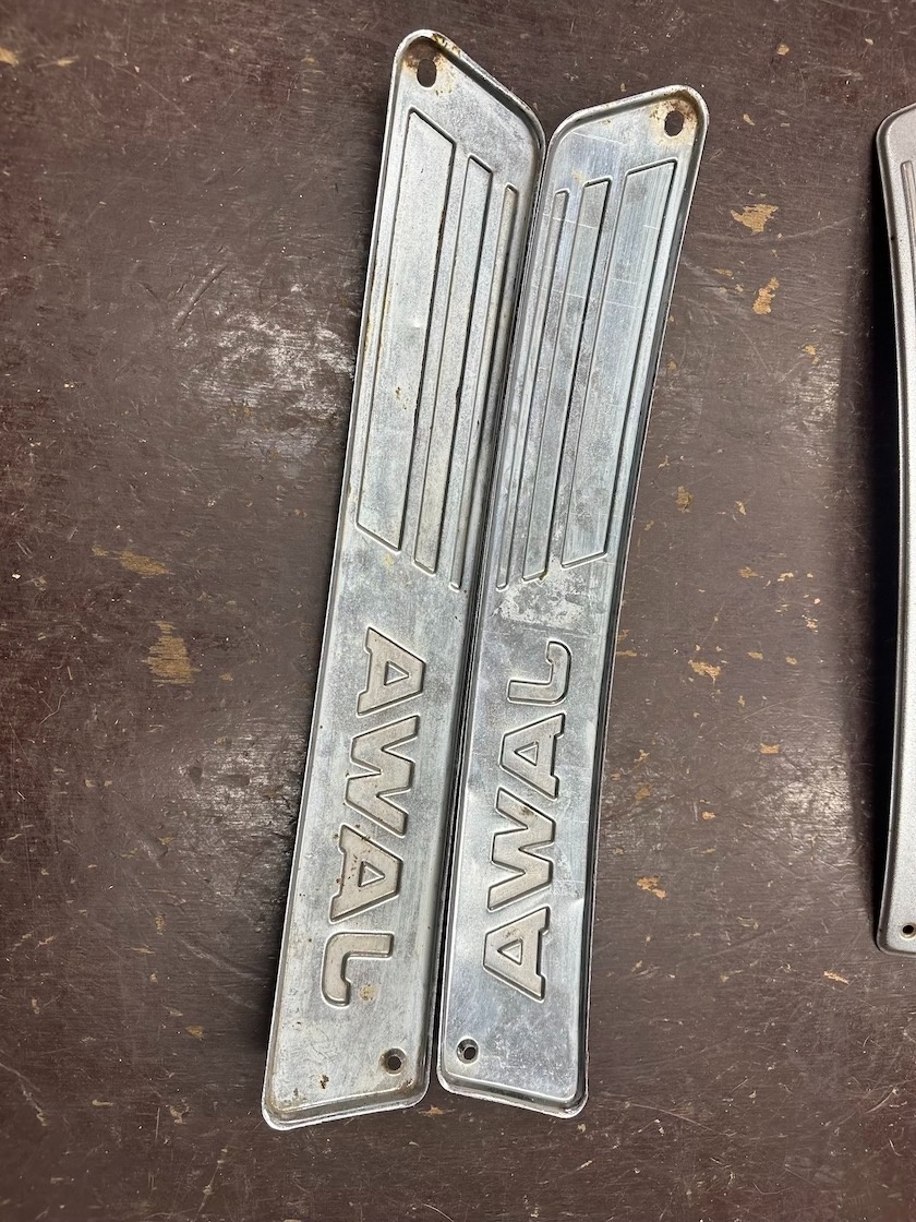 PRedám boční lišty nádrže s nápisom JAWA 350/634 - 11