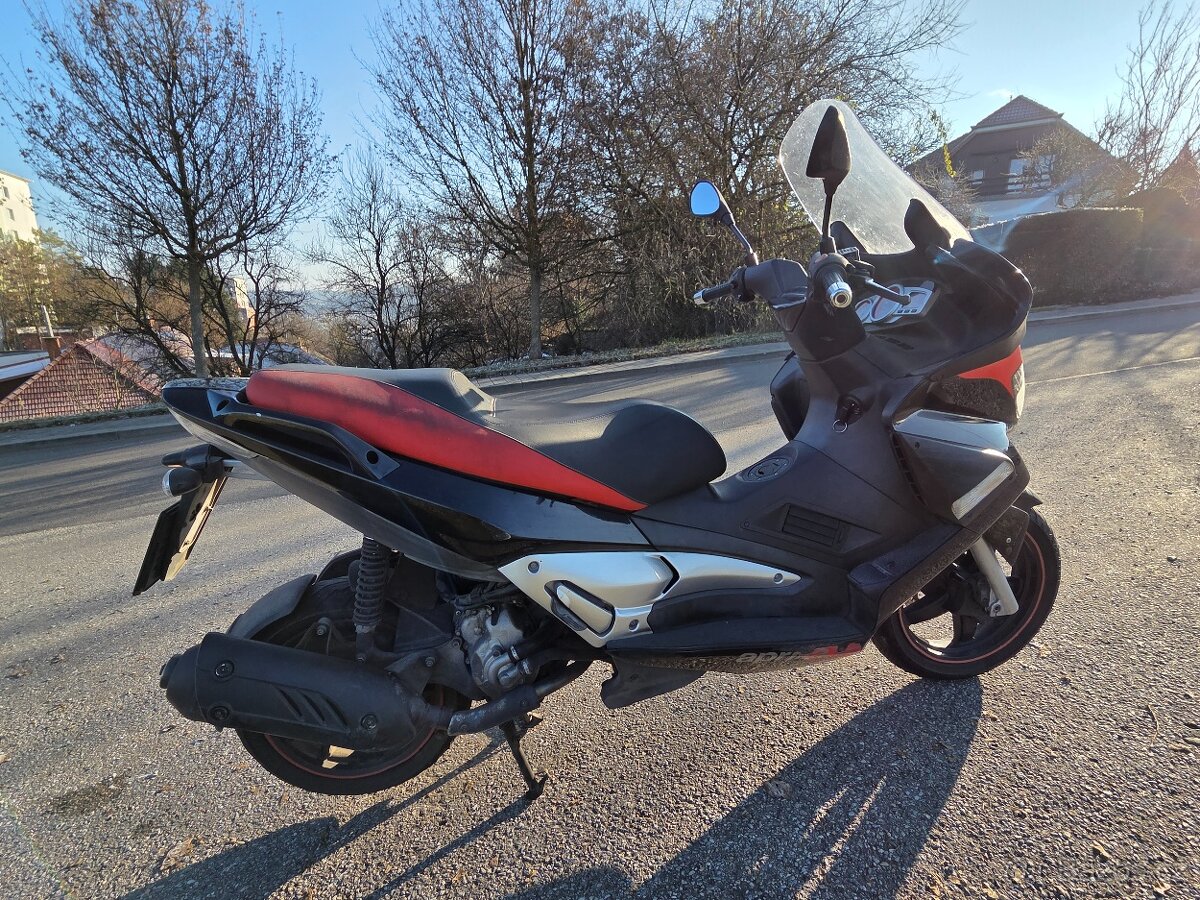 Aprilia SR 300 Max - 11