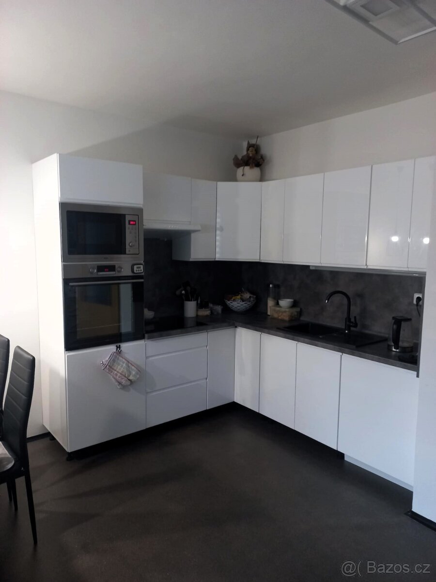 Vzorková kuchyňská linka - sestava bezúchytková Aspen - 11