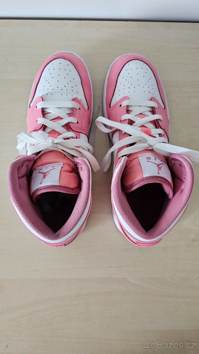 Nike Air Jordan 1 Mid Valentine's Day - 11