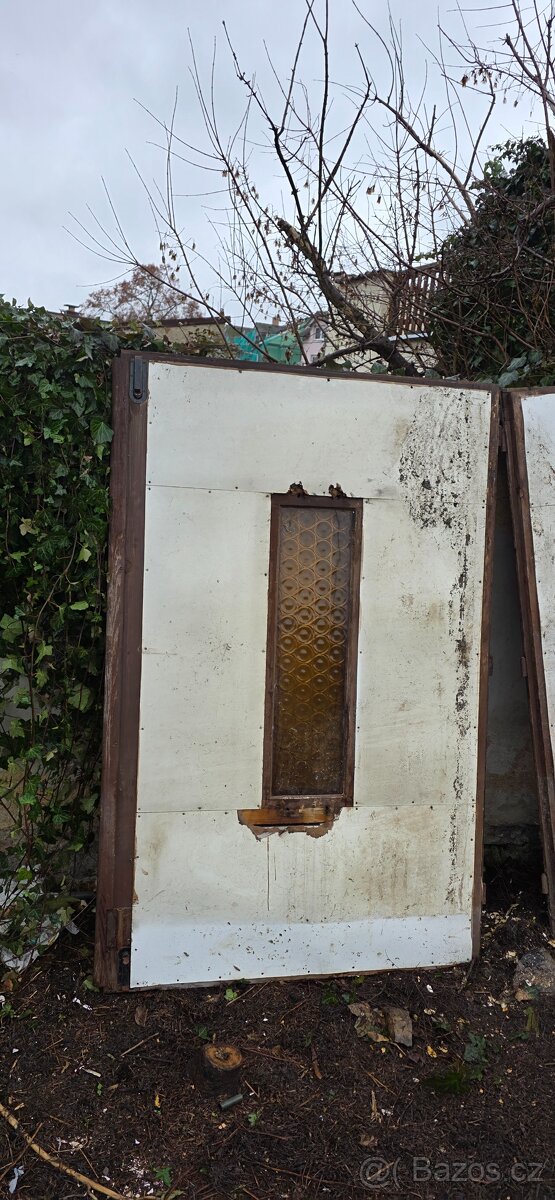 Stará dvoukřídla vrata do garáže z masivu - 11