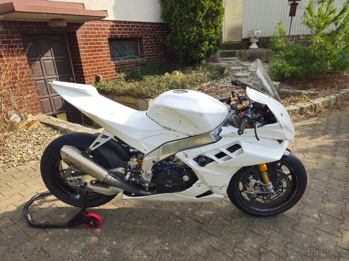 Aprilia RSV4 1100 Factory (2022) - 11