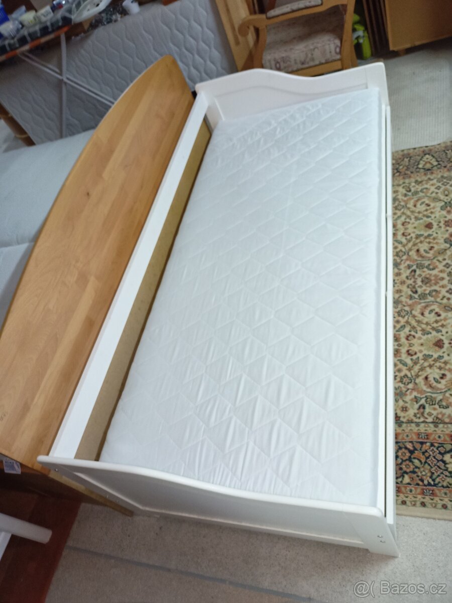 Prodám hezkou postel s výsuvným lůžkem za masivu 90 x 200 cm - 11
