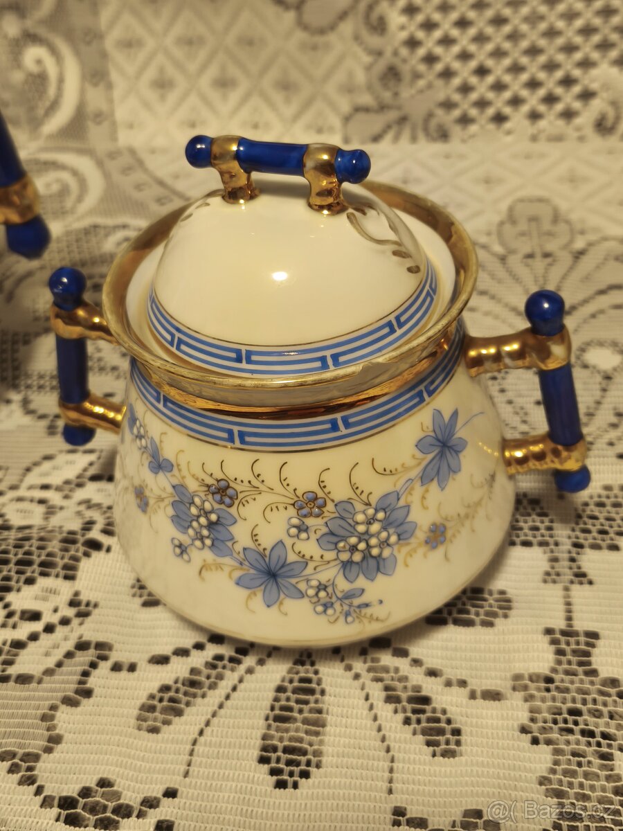 Stará porcelánová konvička. - 11