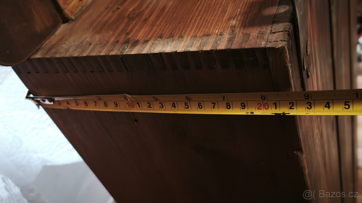 Starožitná dřevěná vitrína. - 11