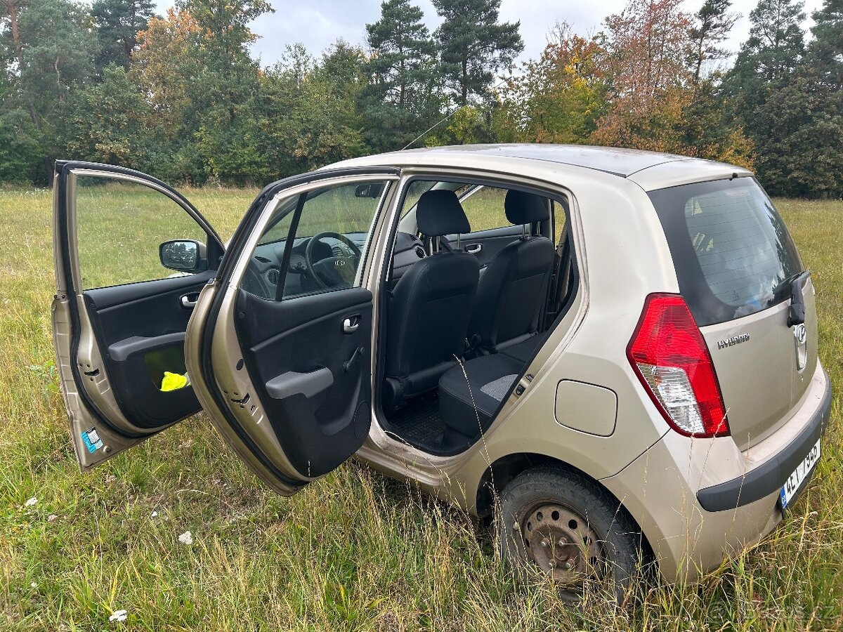 Hyundai i10 r.v.2010 - 11