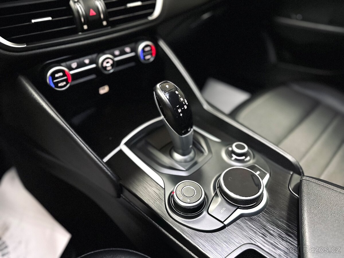 Alfa Romeo Giulia Q4 2.2D 132Kw 4x4, 2017, Originál servis - 11