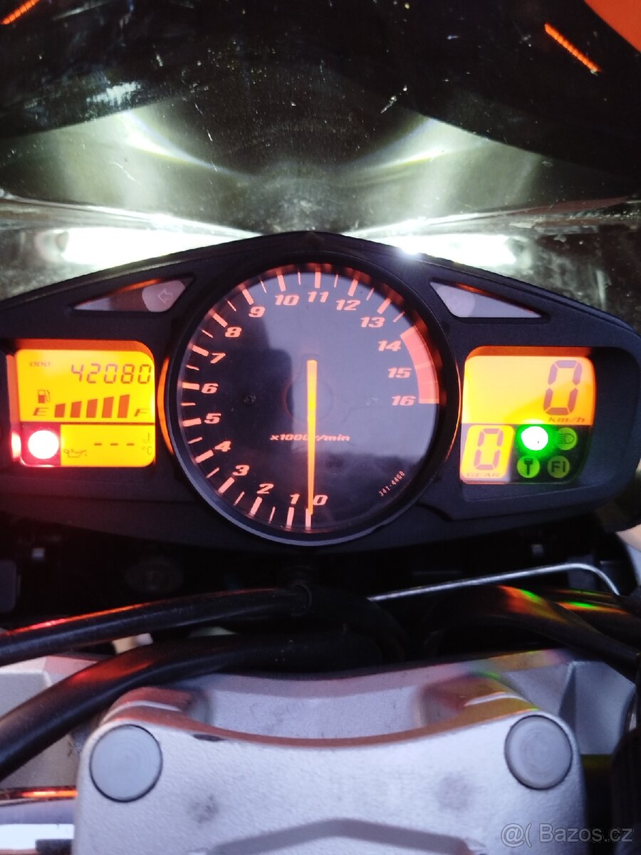Suzuki GSR 600 - 11