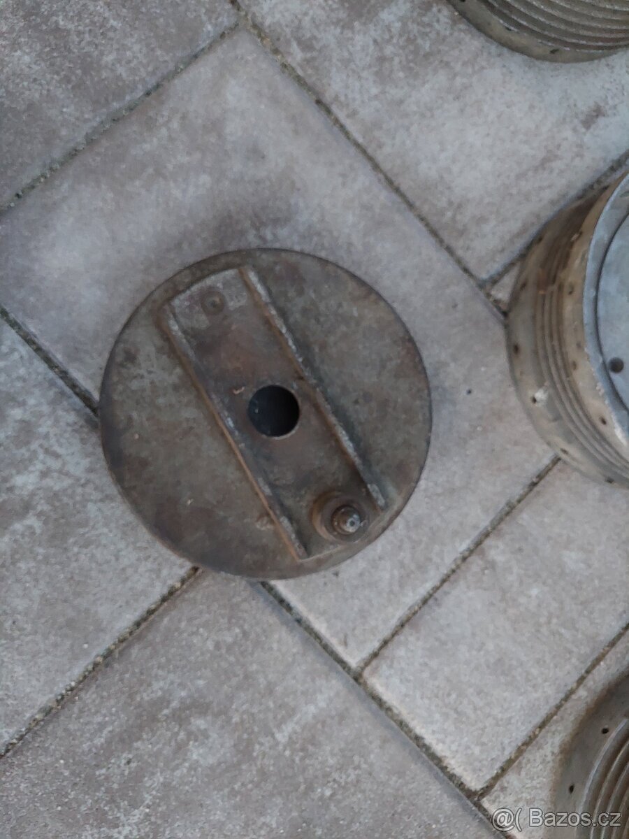 Jawa kyvacka - brzdovy štít, stred kola - 11