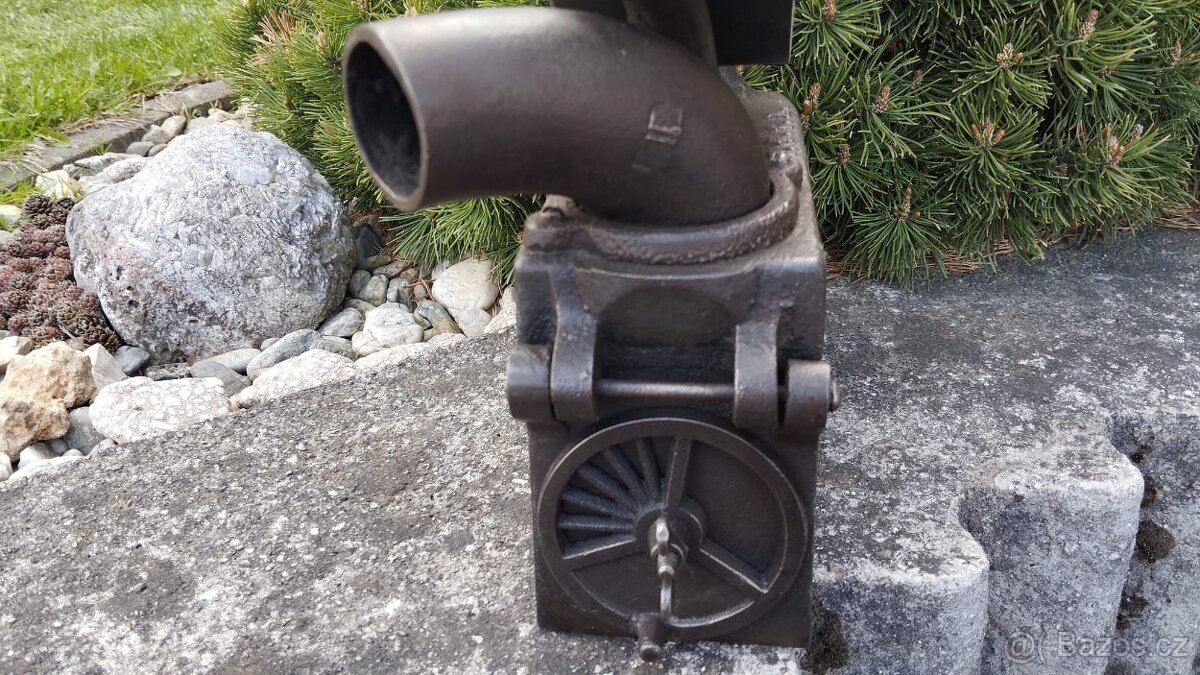 Obrovská komínová velmi stará sbírková žehlička D.R.G.M. - 11