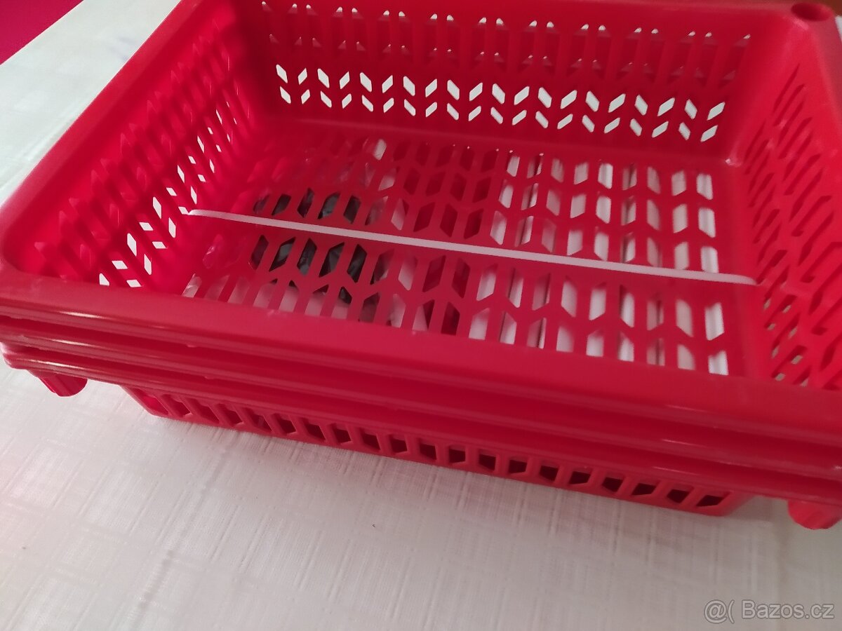 proutěný koš, kožený kufr, dřevěná polička - 11