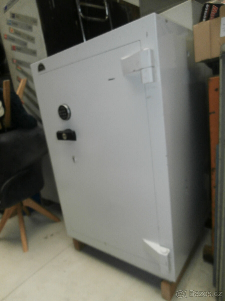 Trezor železobetonový bankovní za 12.000 kč - 11