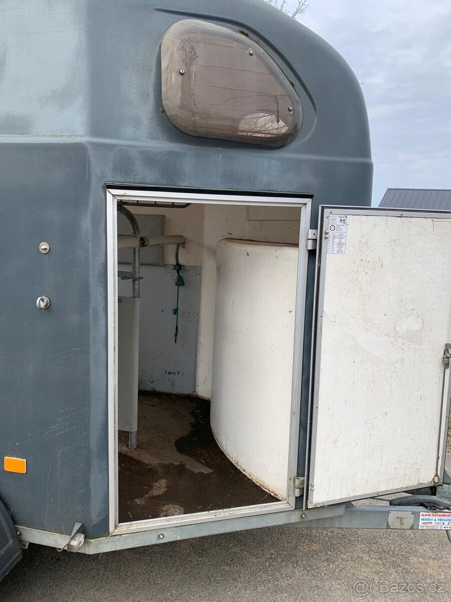 Auto s přívěsem na koně - 11