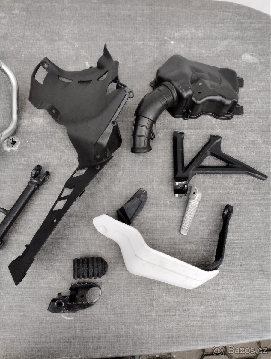 Nádrž Honda Africa Twin 1100 + poškoz. díly - 11