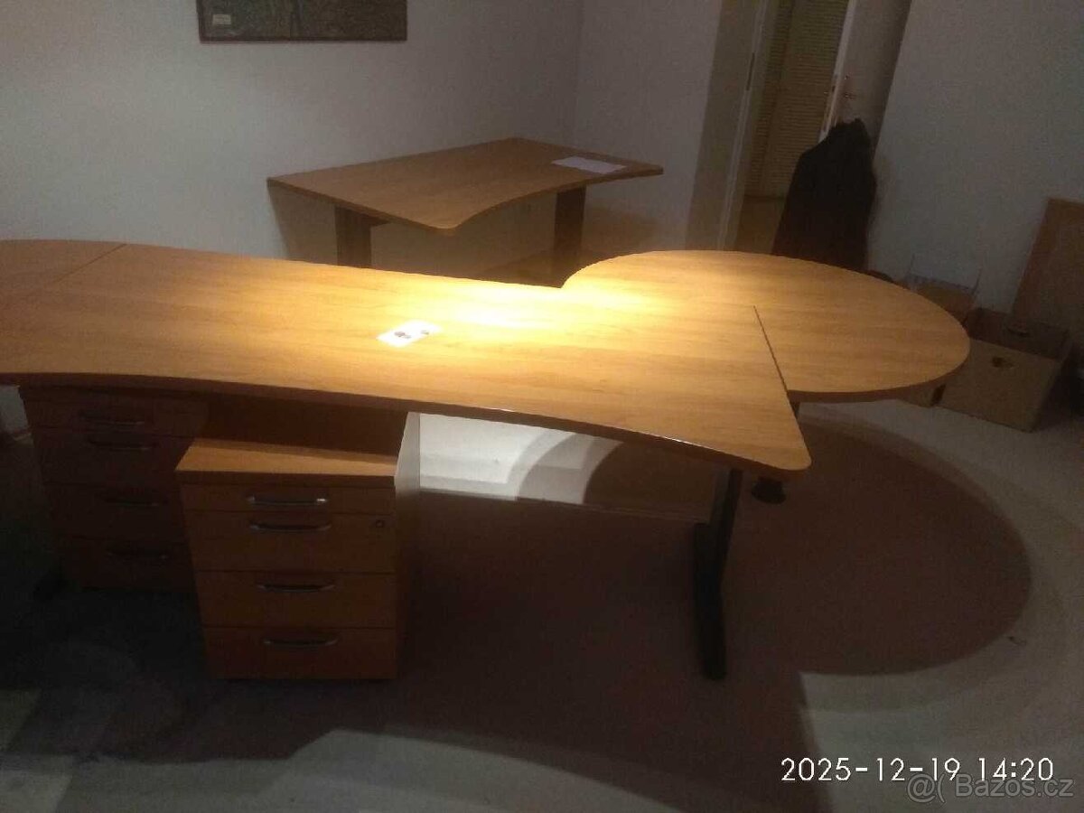 Kvalitní italský kancelářský nábytek - stoly a skříně - 11