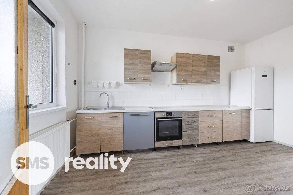 Prodej prostorného řadového domu 4+1 s garáží a zahradou – Č - 11