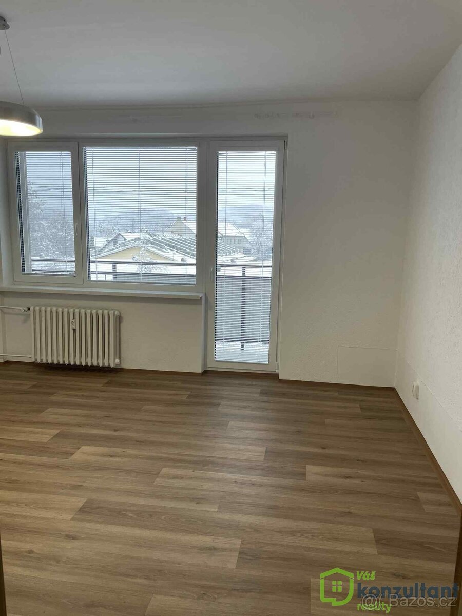 Pronájem prostorného bytu 3+1 s lodžií – 68 m², 3. NP, výtah - 11