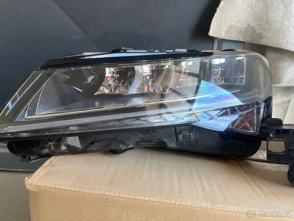 Superb 3 dveře,světla,nárazníky ,kapoty - 11