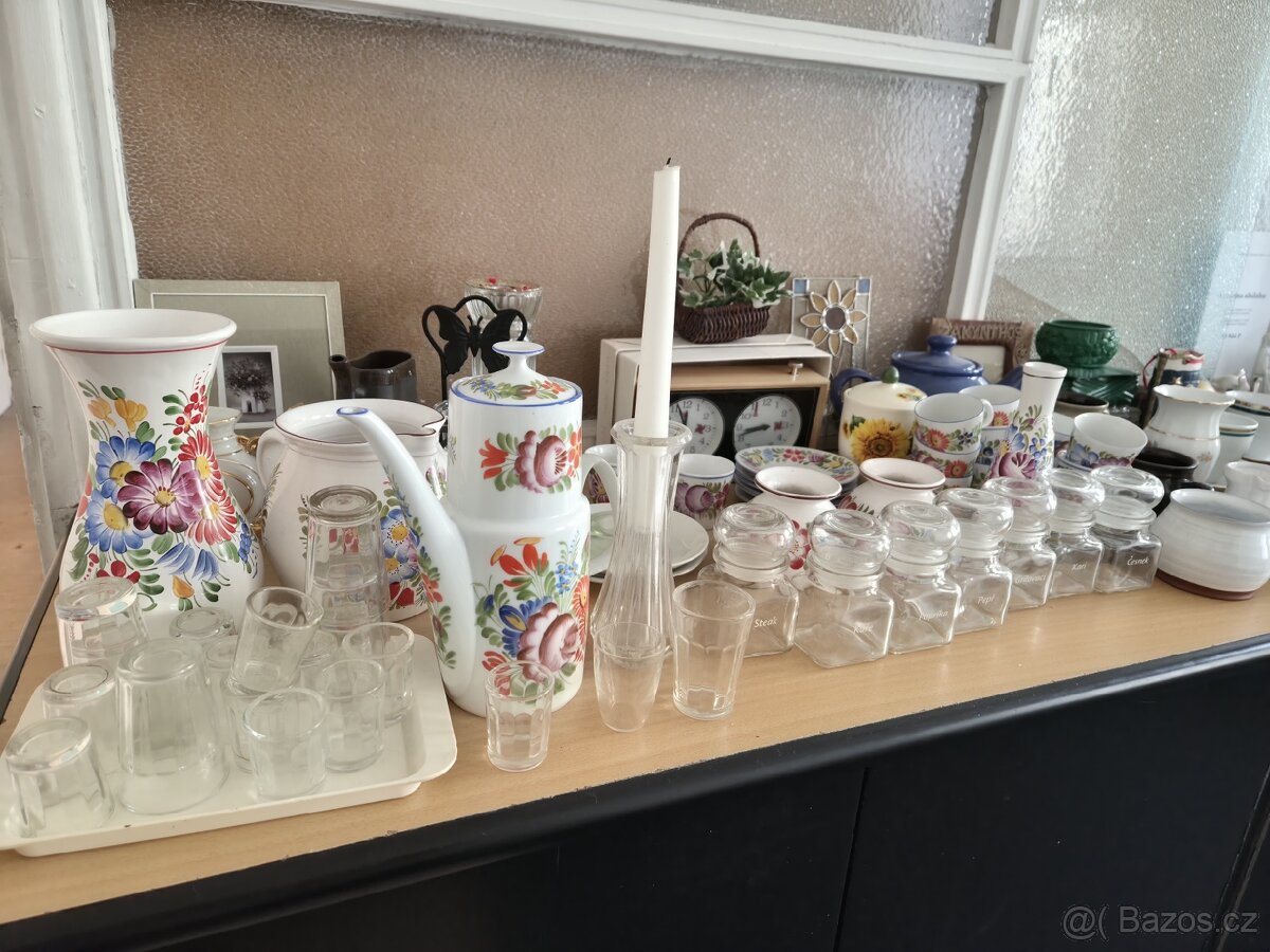 Za odvoz nádobí, figurky atd. - 11
