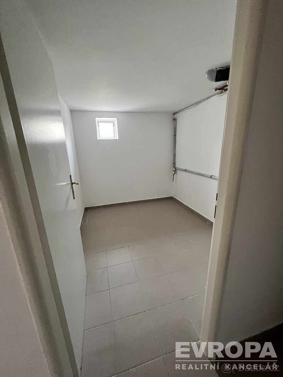 Zateplený vícegenerační rodinný dům s velkým rovinatým pozem - 11