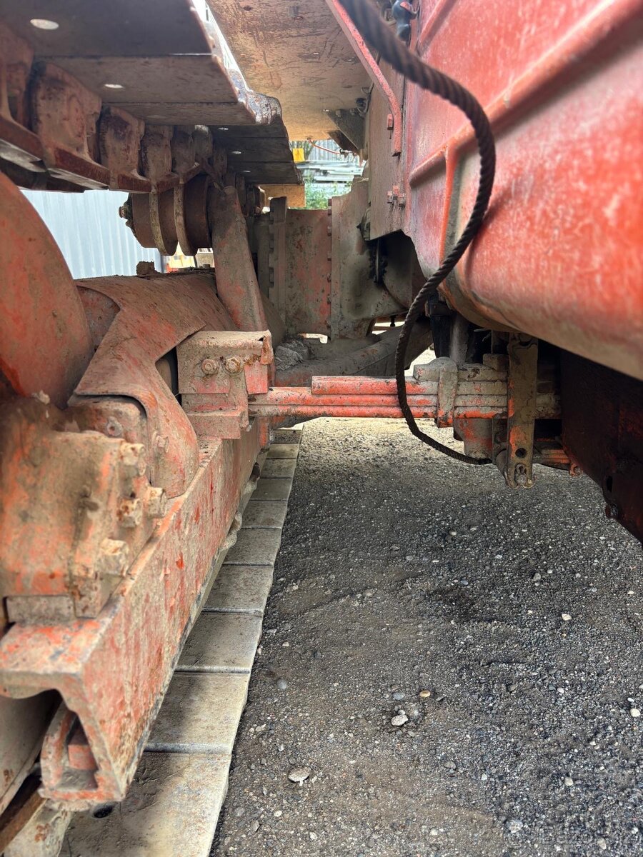 Pásový traktor Fiat 70C - 11