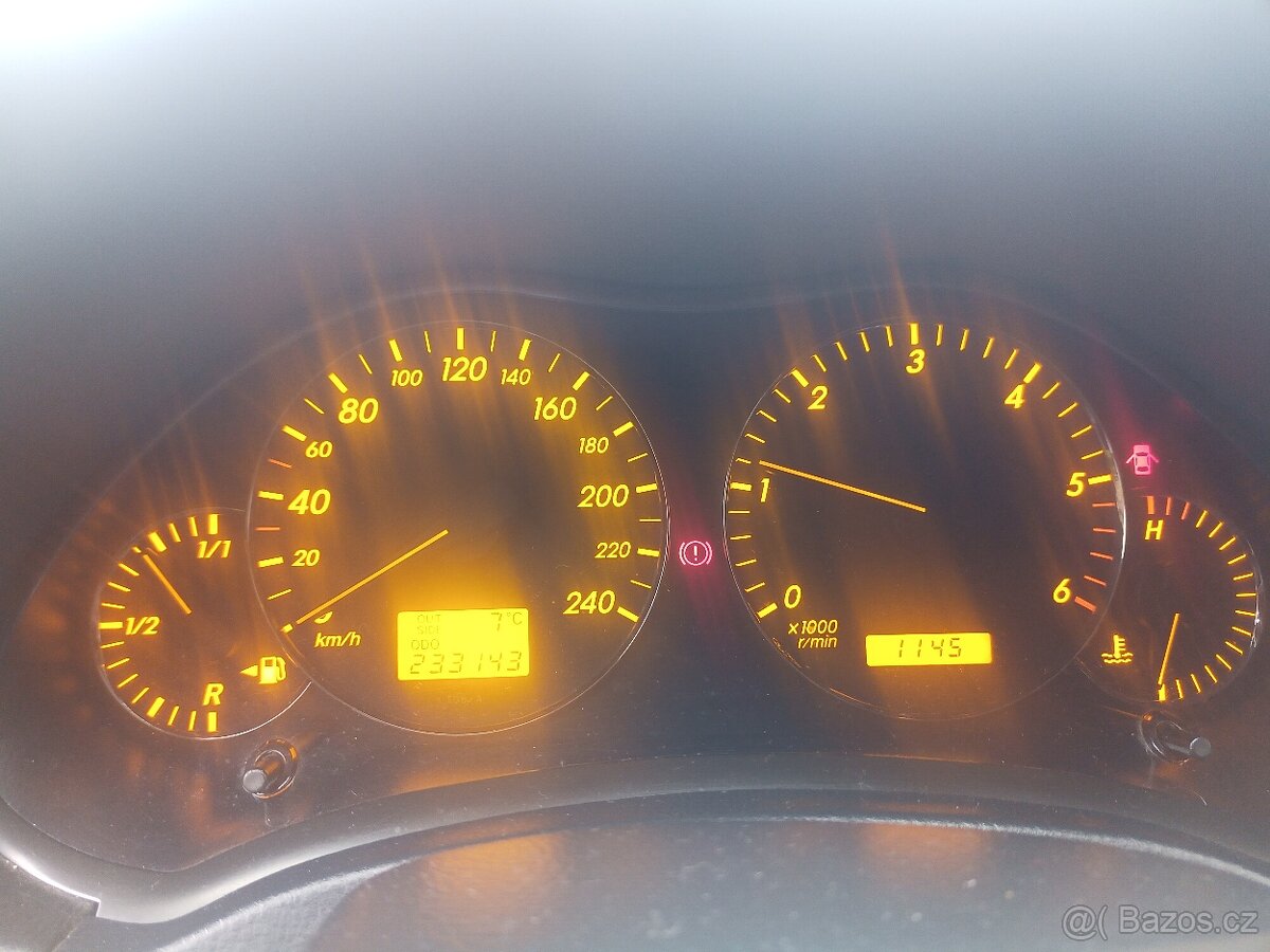 toyota avensis 2,0D r.v.2003 - 11