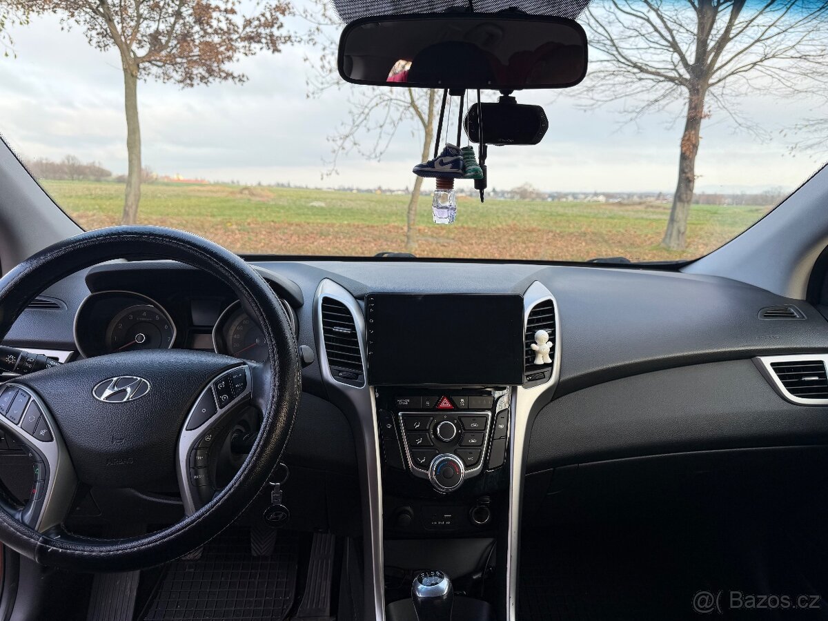 Prodám Hyundai i30 combi 1.6 88KW Najeto 73 000 Km - 11