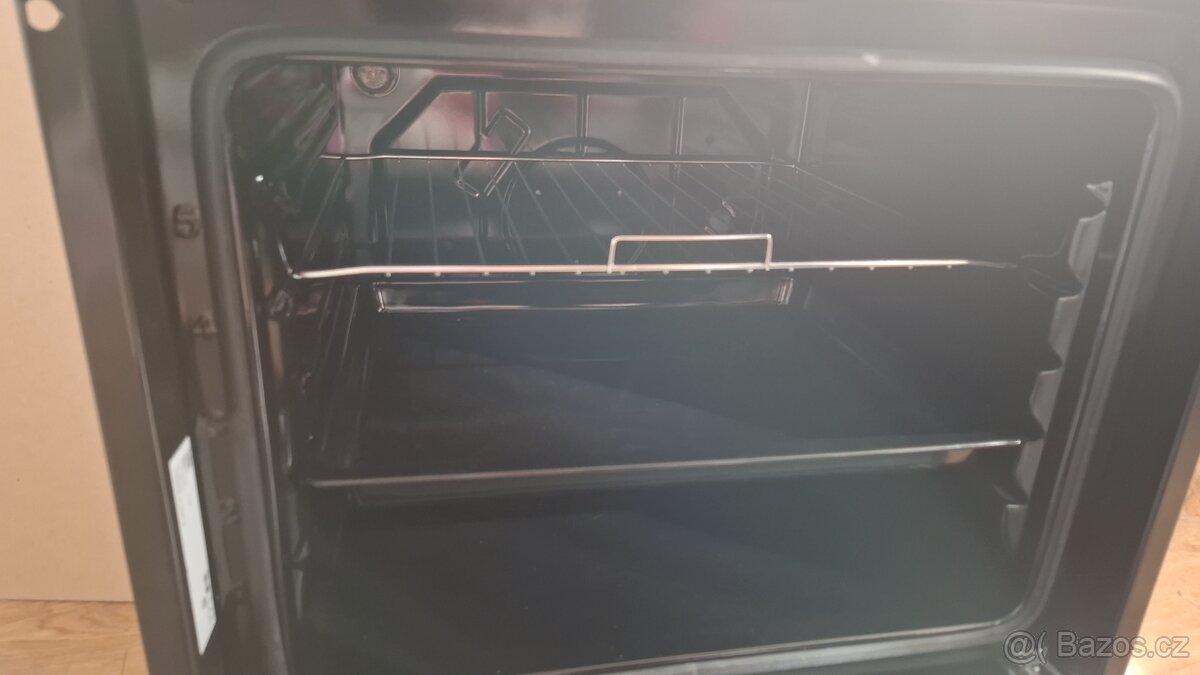 Trouba, plynový sporák, deska, dřez, myčka. - 11