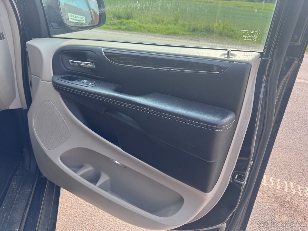 Chrysler Town Country 3,6 RT DVD Stown Kůže 2014 - 11