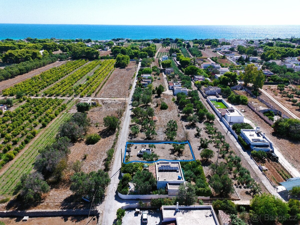 Krásný oplocený pozemek 600 m² se studnou jen 700 m od pláže - 11